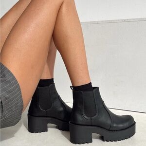 LIPSTIK EAMON BOOTS BLACK, like new, princess polly